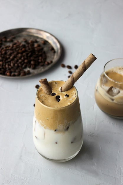 Café frio com espuma e canudos doces