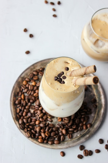 Café frío con espuma y pajitas dulces