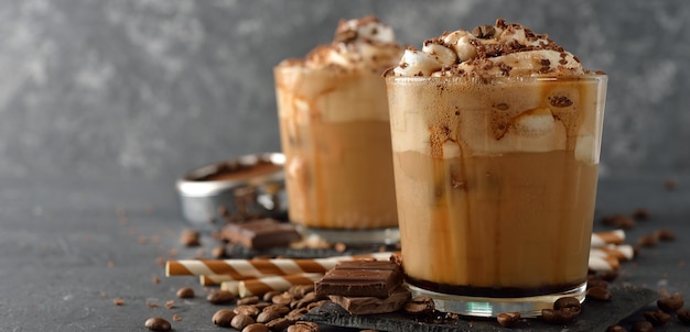 Foto café frío de frappe con crema