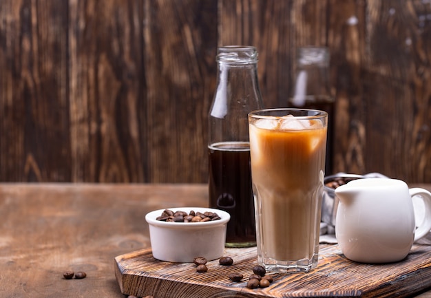 Foto café frío con hielo y leche, bebida refrescante de moda