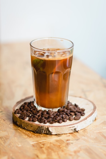 Café frío con hielo y menta en un café