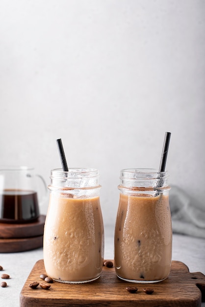 Café frío con leche en botellas pequeñas closeup