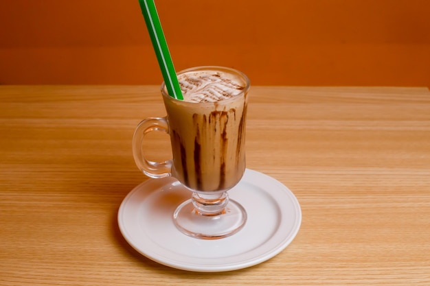 Café frío servido en vaso aislado en la vista superior de la mesa bebida de bangladesh