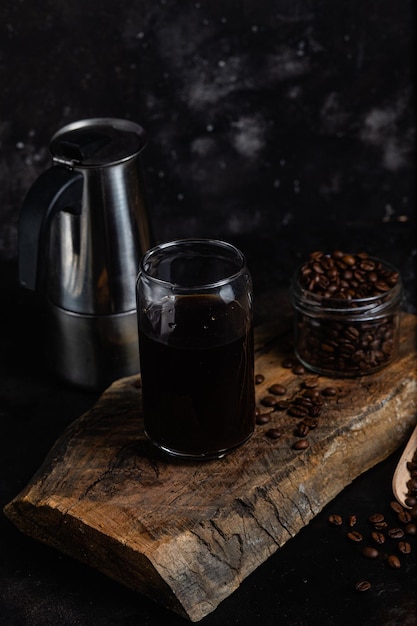 Foto café frío en un vaso sobre un fondo oscuro