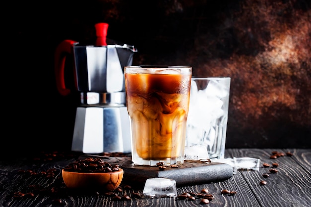 Café frío de verano con hielo y fondo marrón leche enfoque selectivo y DOF superficial