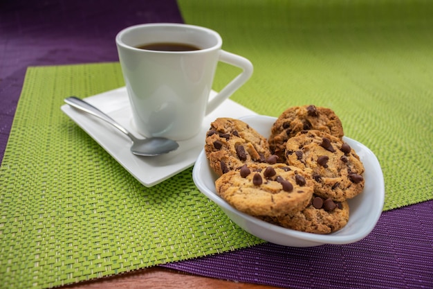 Café con galletas de chispas de chocolate