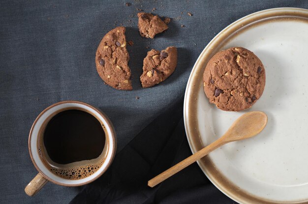 Café con galletas de chispas de chocolate