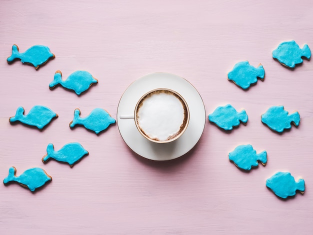 Café y unas galletas festivas.