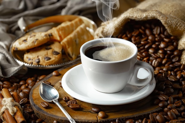 Café y galletas en una mesa