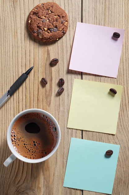 Café con galletas y pegatinas de papel.