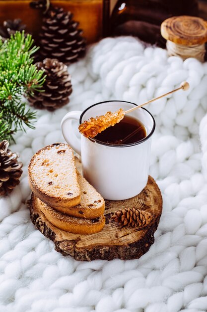 Café y galletas sobre una manta blanca.