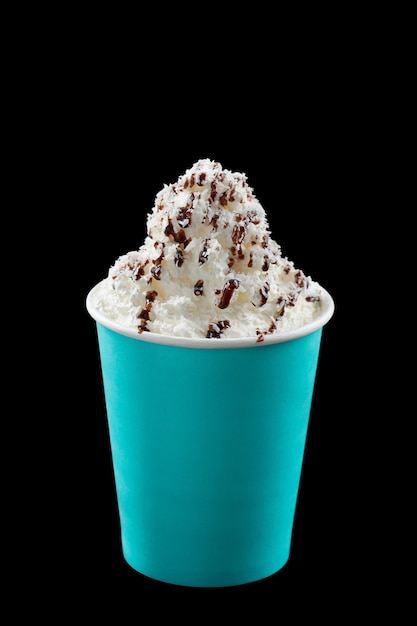 café gelado com chantilly, sorvete e cobertura em um copo de plástico azul sobre fundo preto