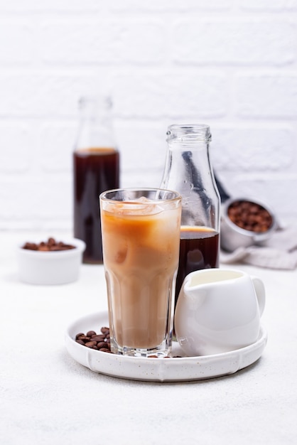 Café gelado com gelo e leite, bebida refrescante da moda