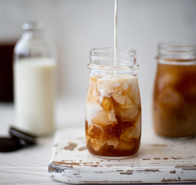 café gelado com gelo e leite em pequenas garrafas