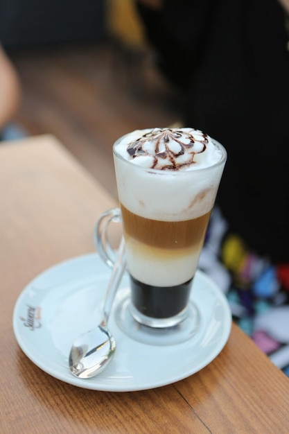 Café gelado com leite Café gelado com leite Mulher segurando uma xícara de café gelado
