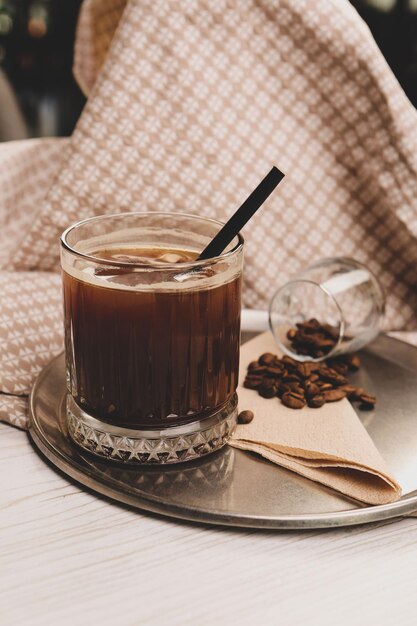 Café gelado com leite Café gelado com leite Mulher segurando uma xícara de café gelado