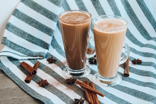 Café gelado com leite em copos altos, xícaras de café frappe saboroso, Latte machiato