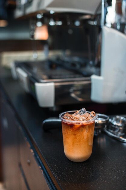 café gelado com leite em um copo de plástico