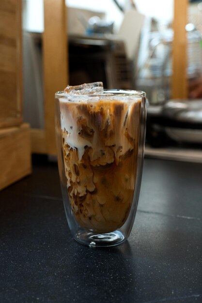 café gelado com leite pronto para beber no café