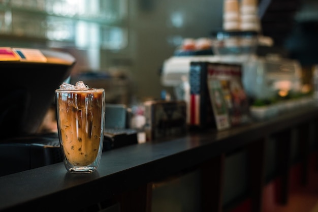 café gelado com leite pronto para beber no café