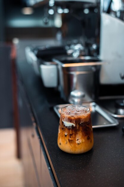 café gelado com leite pronto para beber no café