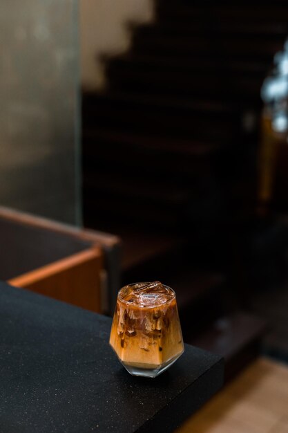 café gelado com leite servido na mesa preta em um café