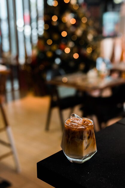 café gelado com leite servido na mesa preta em um café