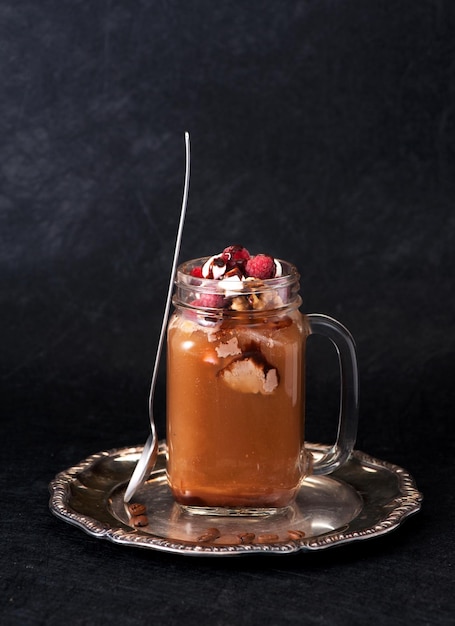 Café gelado de sobremesa com sorvete de chocolate e framboesas