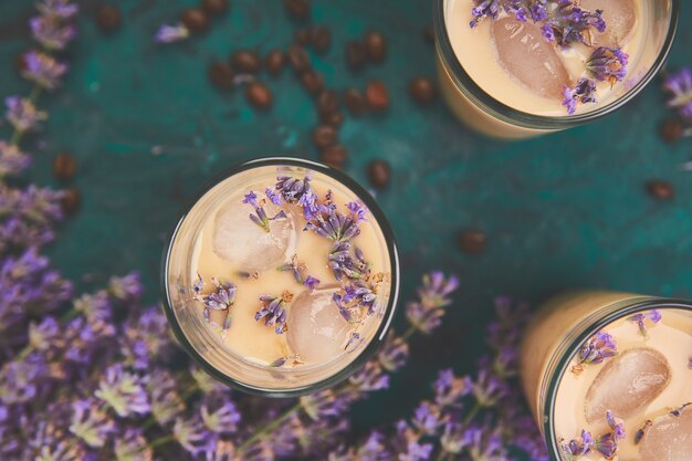 Café gelado de verão com lavanda em copo