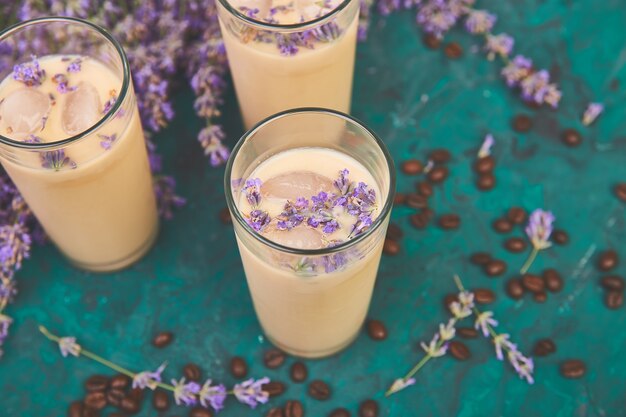 Café gelado de verão com lavanda em copo