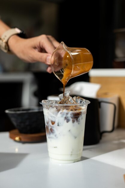 Café gelado em copo de plástico na mesa de uma cafeteria