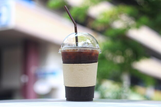 Foto café gelado em copo descartável na mesa