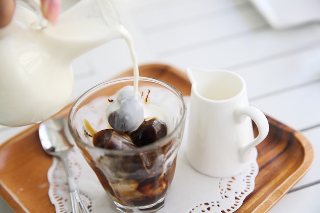 Café gelado em fundo branco de madeira