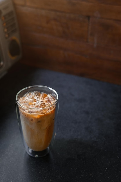 Café gelado em uma mesa com creme sendo derramado mostrando a textura e a aparência refrescante do