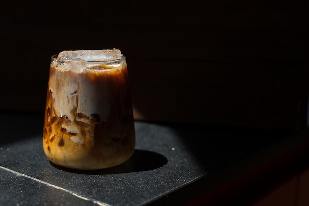 Café gelado em uma mesa com creme sendo derramado mostrando a textura