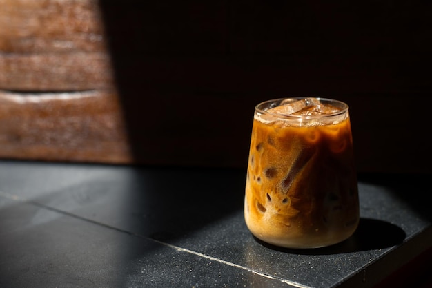 Café gelado em uma mesa com creme sendo derramado mostrando a textura