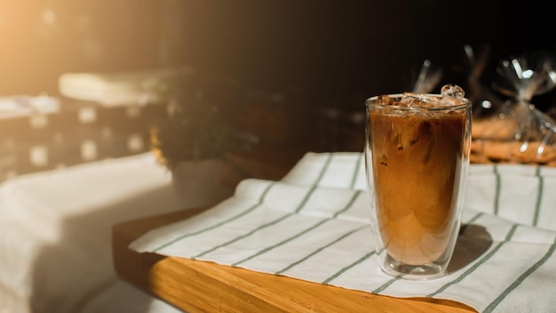 Café gelado em uma mesa com creme sendo derramado mostrando a textura