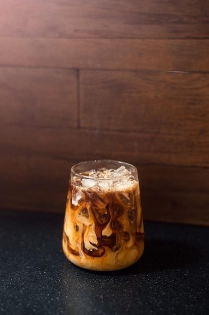 Café gelado em uma mesa com creme sendo derramado mostrando a textura