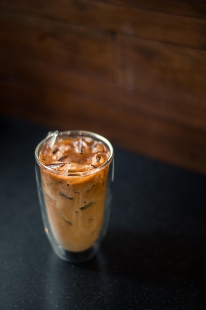 Café gelado em uma mesa com creme sendo derramado mostrando a textura