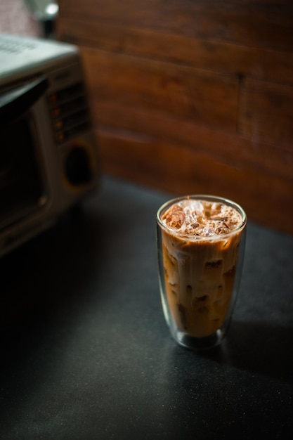 Café gelado em uma mesa com creme sendo derramado mostrando a textura