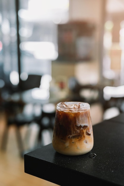 Café gelado em uma mesa com creme sendo derramado mostrando a textura