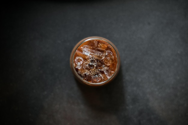 Café gelado em uma mesa com creme sendo derramado mostrando a textura