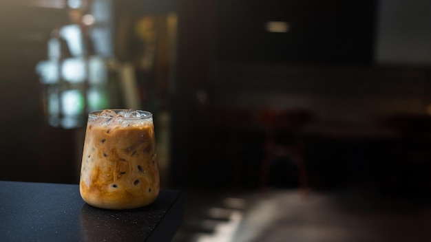 Café gelado em uma mesa preta com creme sendo derramado mostrando a textura