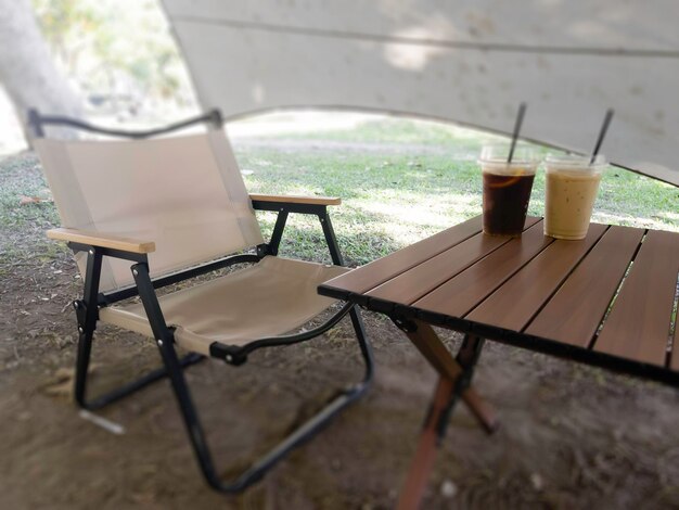 Foto café gelado enquanto acampamos no jardim