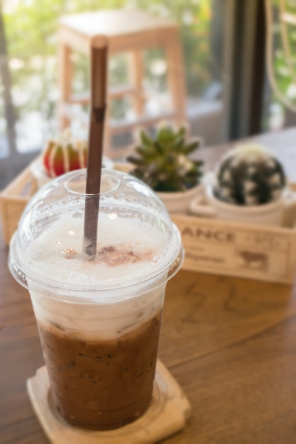 Café gelado na mesa de madeira