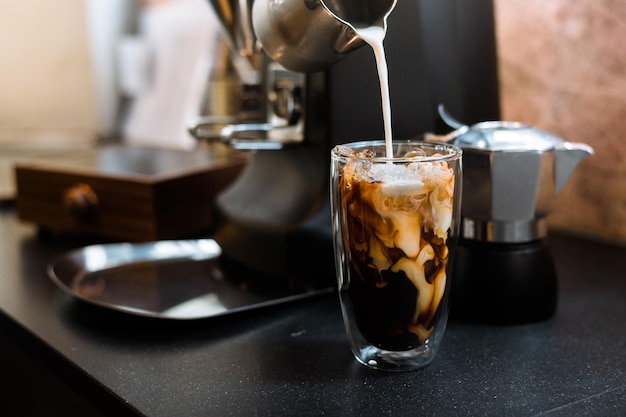 Café gelado pronto para beber no café