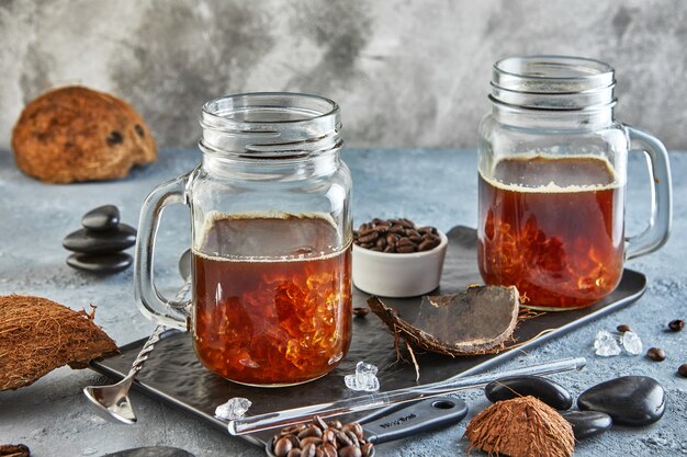 Café gelado tailandês com leite de coco com gelo picado em uma jarra de vidro