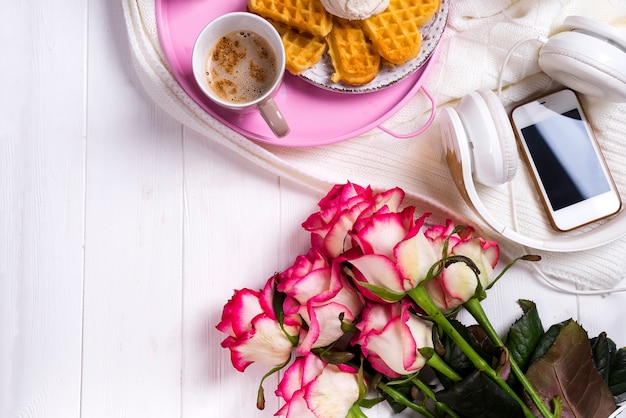 Café con gofres y rosas. Día de San Valentín u 8 de marzo