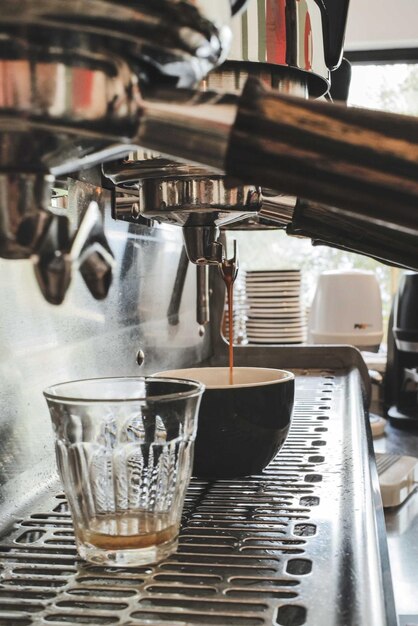 El café gotea de la máquina de café.