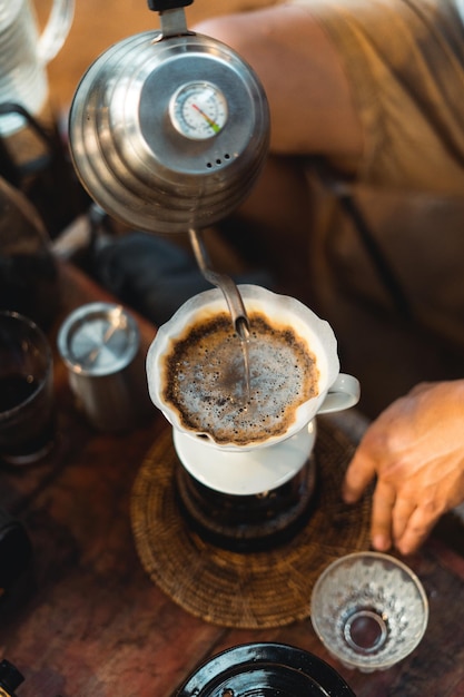 Café de goteoCerca de café preparado a mano